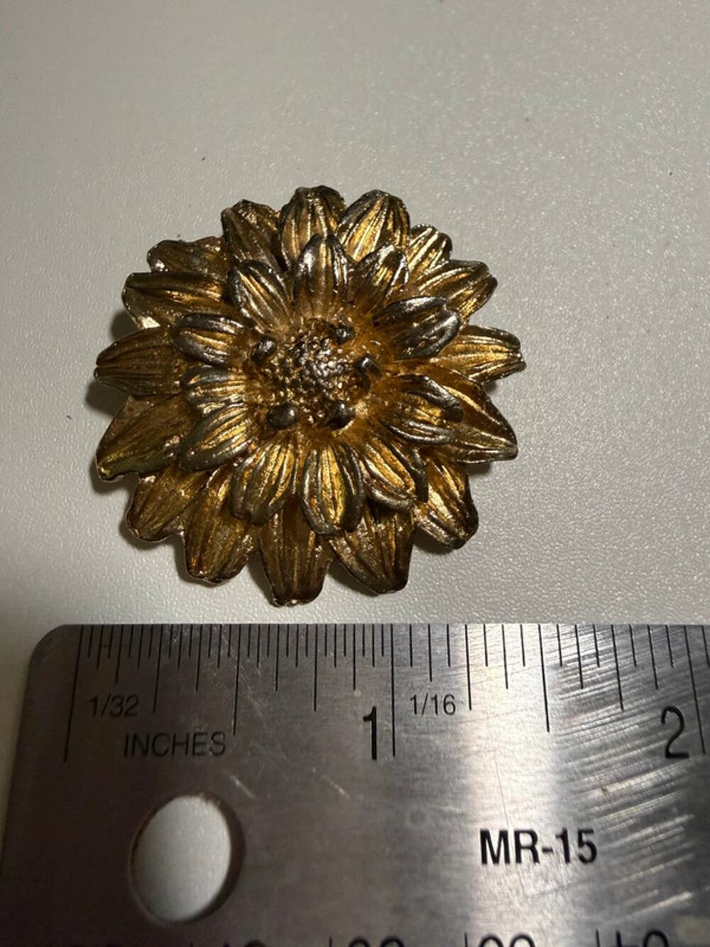 Vintage sunflower brooch gold tone 1.25”